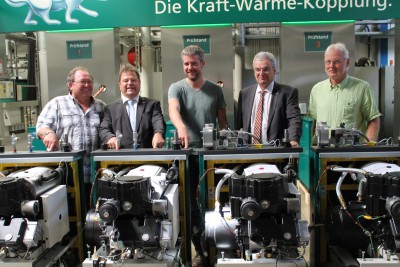 Im Bild von links: Walter Rachle (Kreisrat, Grüne), Hagen Fuhl (Prokurist, SenerTec), Dieter Janecek, Michael Boll (Geschäftsführer, SenerTec), Reginhard von Hirschhausen (Stadtrat, Grüne)